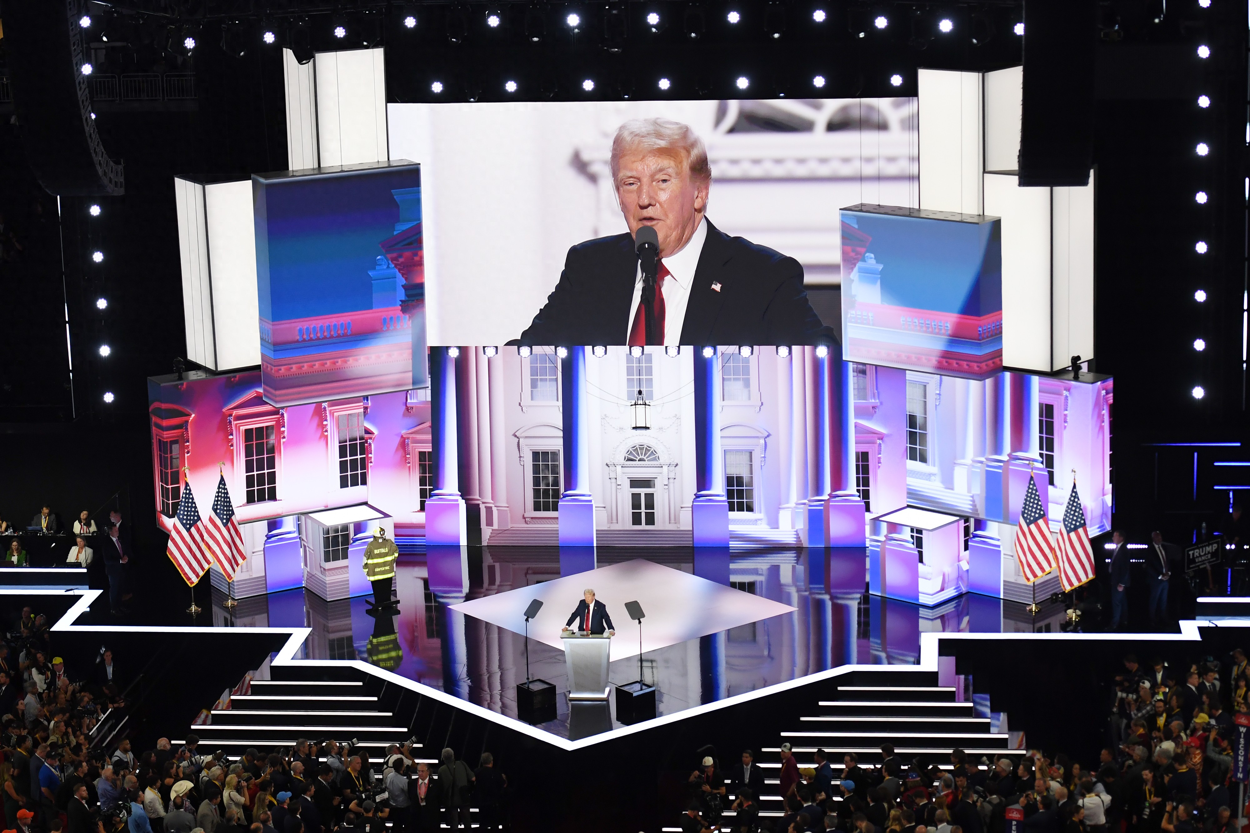 比特币价格首破10万美元 背后蕴藏美国政治经济深远影响